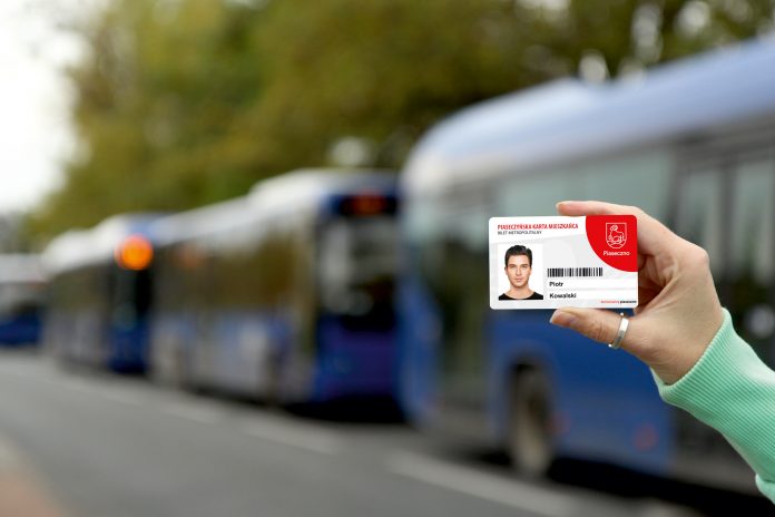 Piaseczyńska Karta Mieszkańca na tle autobusów L