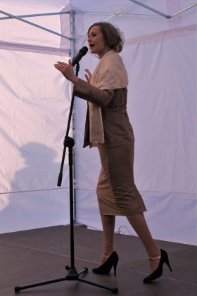 Dzień Niepodległości 2021 w Piasecznie. Na zdjęciu wokalistka śpiewająca piosenki historyczne.