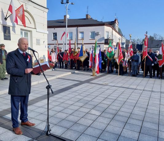 103 rocznica odzyskania niepodległości. Na zdjęciu burmistrz Daniel Putkiewicz przed Ratuszem, w tle poczty sztandarowe.