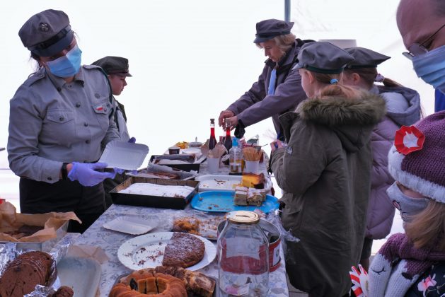 Dzień Niepodległości 2021 w Piasecznie. Na zdjęciu harcerze sprzedają ciasto.