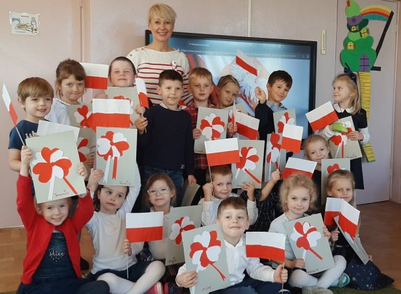 Najmłodsi świętowali Dzień Niepodległości. na zdjęciu przedszkolaki z flagami.