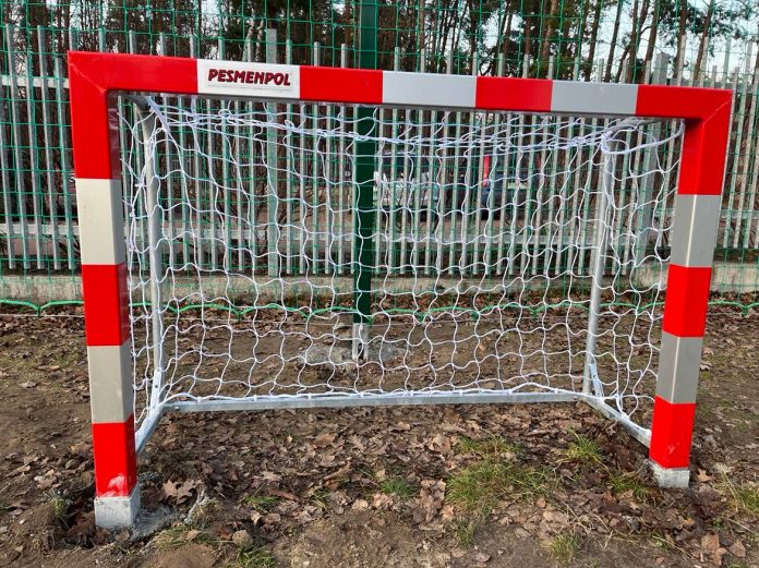Przedszkole nr 7 w Zalesiu Górnym ze zmodernizowanym placem zabaw Nowa bramka do gry w piłkę nożną.Bramka w czerwono-białych barwach.