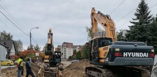 Zmiana organizacji ruchu na ul. Geodetów. na zdjęciu prace drogowe przy budowie kanalizacji na ul. Geodetów w Józefosławiu.