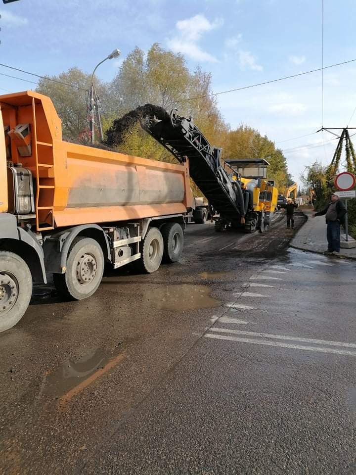 Zmiana organizacji ruchu na ul. Geodetów. na zdjęciu prace drogowe przy budowie kanalizacji na ul. Geodetów w Józefosławiu.