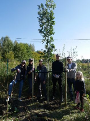 Akcja sadzenia drzew w Parku Uroczym Henryków-Urocze