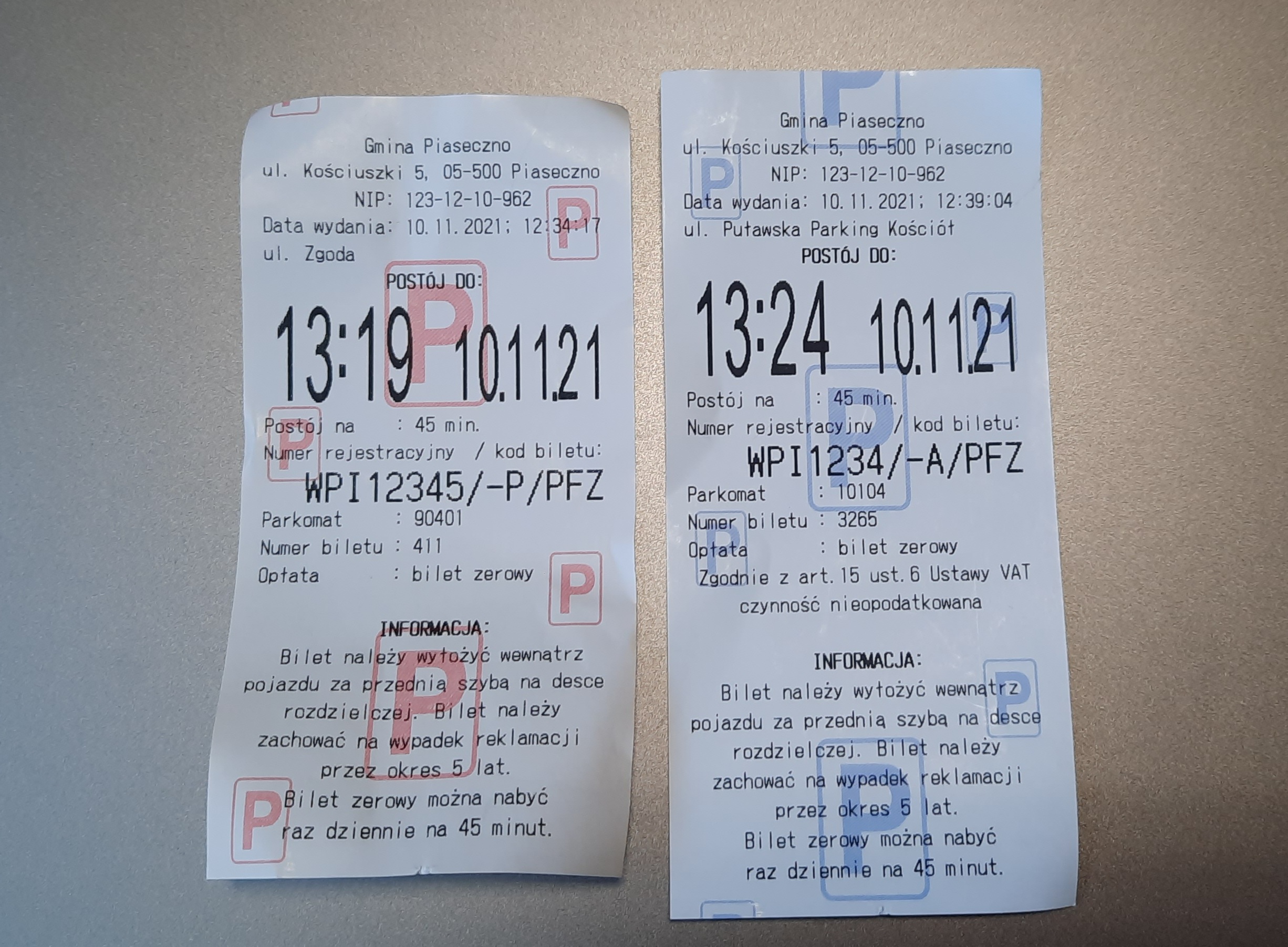 Na miejskich parkingach oraz przy ulicach obowiązują różne bilety postojowe. Na zdjęciu dwa bilety postojowe z różnymi kolorami oznaczającymi różne strefy.