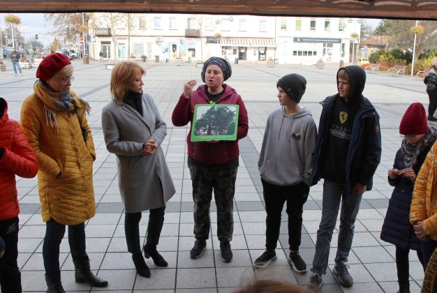 Piknik ekologiczny dla uczniów. Na zdjęciu prowadzący zajęcia oraz wiceburmistrz Hanna Kułakowska-Michalak.