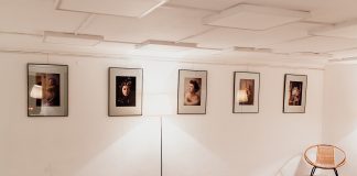 Samodzielne matki sportretowane przez stypendystkę Burmistrza Joannę Rogalę. Na zdjęciu ściana galerii ze zdjęciami kobiet.