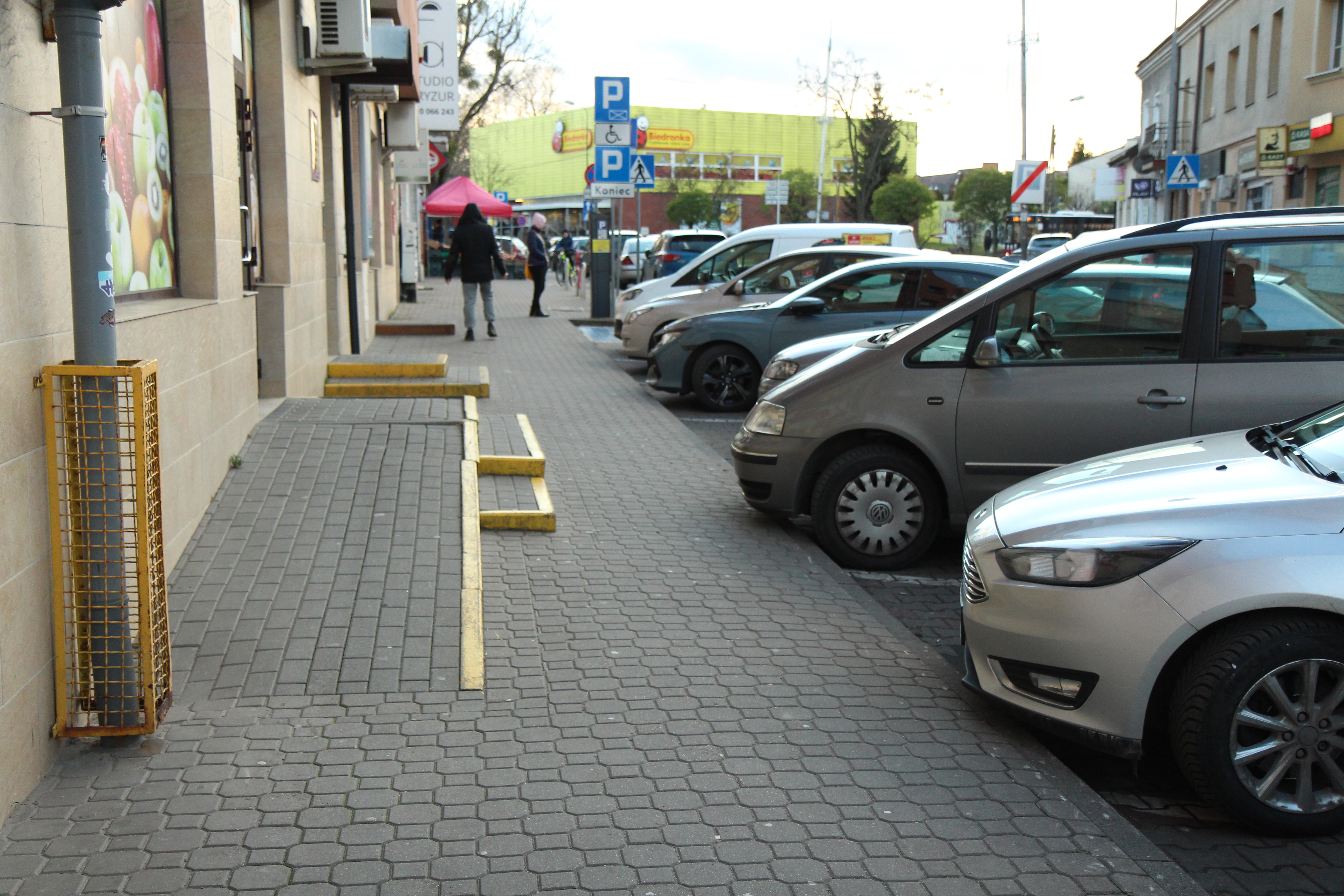 Patrzymy w przyszłość – zmieniamy centrum miasta. Na zdjęciu ulica Kościuszki ze schodkami do sklepów.