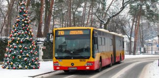 Ilustracja. Autobus 710 w drodze do Piaseczna - zima, choinka.