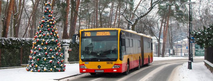 Ilustracja. Autobus 710 w drodze do Piaseczna - zima, choinka.
