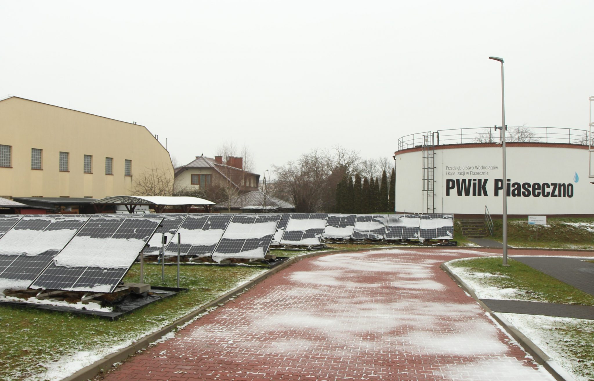 Panele fotowoltaiczne na dachu Urzędu i w innych gminnych obiektach. na zdjęciu panele fotowoltaiczne an terenie SUW przy ul. Żeromskiego w Piasecznie.