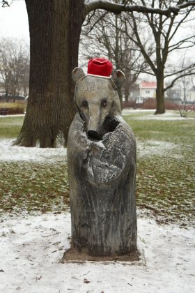 Mikołajkowe czapeczki od "Zamotanych w Piasecznie" ozdobiły miasto. Na zdjęciu rzeźba niedźwiedzicy w czapeczce.