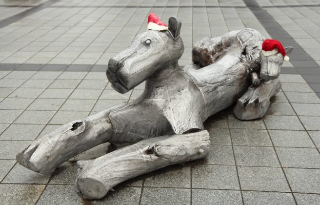 Mikołajkowe czapeczki od "Zamotanych w Piasecznie" ozdobiły miasto. Na zdjęciu rzeźba lwicy i lwiątka w czapeczkach.