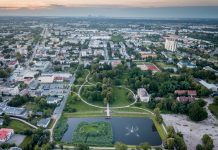 Piaseczno z najwyższym wzrostem liczby mieszkańców wśród miast powiatowych. Na zdjęciu panorama miasta z lotu ptaka od strony Parku Miejskiego.