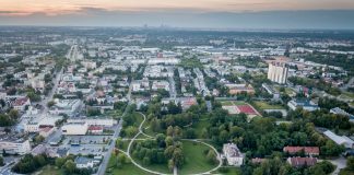 Piaseczno z najwyższym wzrostem liczby mieszkańców wśród miast powiatowych. Na zdjęciu panorama miasta z lotu ptaka od strony Parku Miejskiego.