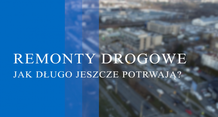Dlaczego równocześnie toczy się tak dużo inwestycji drogowych? Dlaczego równocześnie toczy się tak dużo inwestycji drogowych? Na zdjęciu screen klatki filmu z napisem: remonty drogowe. Jak długo jeszcze potrwają? W tle zdjęcie z drona ulicy Puławskiej.