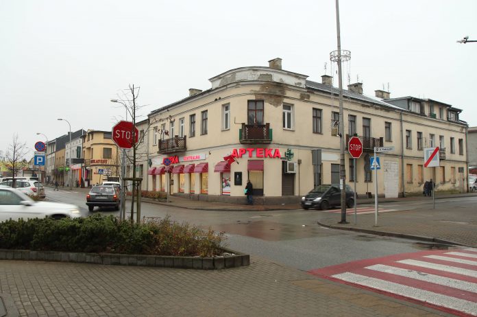 Budowa sygnalizacji świetlnej na skrzyżowaniu ulic Kościuszki i Nadarzyńskiej. Na zdjęciu skrzyżowanie.