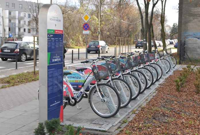 Miejskie rowery wypożyczyliśmy ponad 10 000 razy. Na zdjęciu stacja rowerowa Dworzec przy ul. Dworcowej.