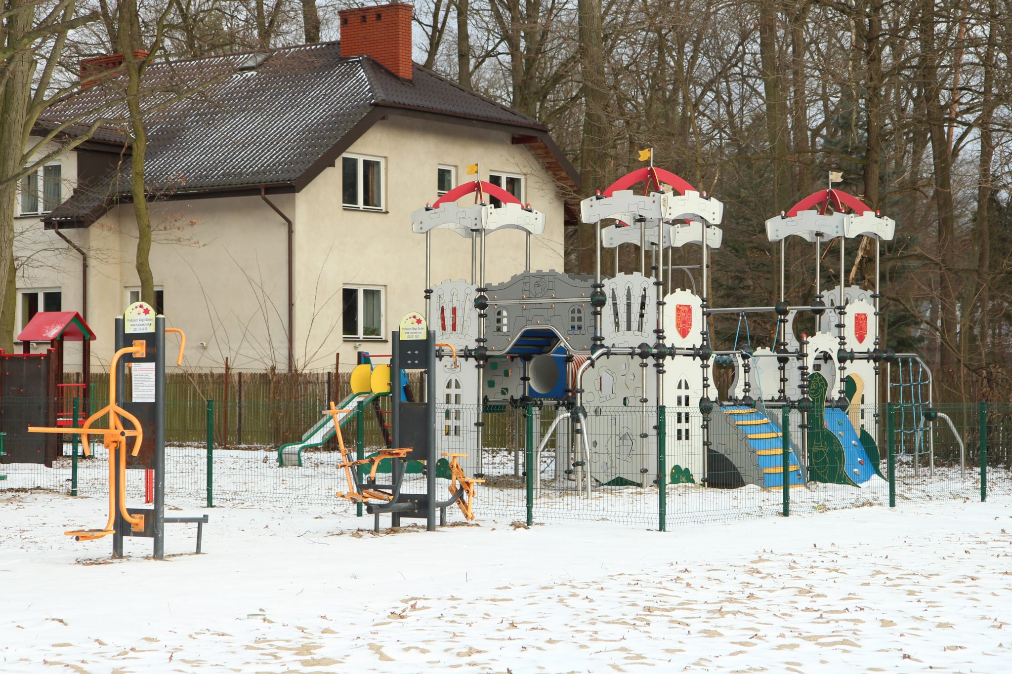 Modernizacja terenu sportowo-rekreacyjnego w Zalesiu Górnym. Na zdjęciu plac zabaw.