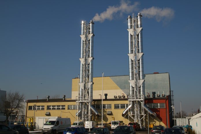 Inwestycje PCU z dofinansowaniem w wysokości 50 mln złotych. na zdjęciu budynek PCU w Piasecznie, z kominów wydobywa się dym.
