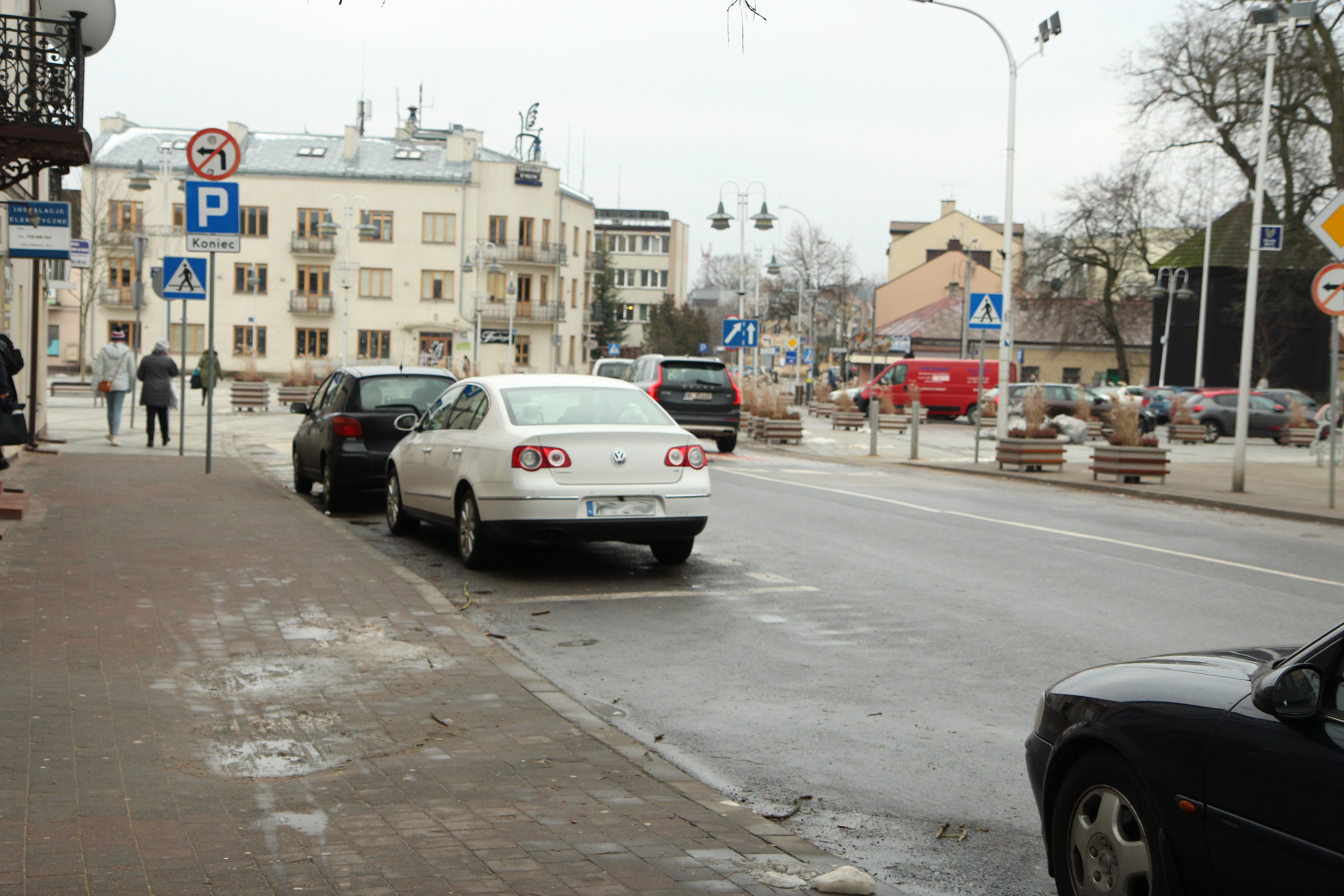 Gmina planuje przebudowę kolejnego odcinka głównej arterii miasta. na zdjęciu ulica Puławska, widok Przystanku Kultura w tle, parkujące samochody.