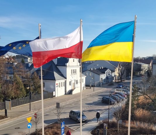 Flaga Ukrainy przy Urzędzie Miasta i Gminy Piaseczno