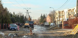 Ul. Geodetów - prace na odcinku od ul. Energetycznej do ul. Chabrów. Na zdjęciu ulica i sprzęt budowlany.