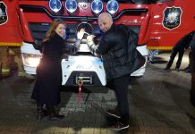 Samochód za 1 mln zł dla OSP Złotokłos. Na zdjęciu Burmistrzowie Daniel Putkiewicz i Hanna Kułakowska-Michalak przy masce nowego samochodu.