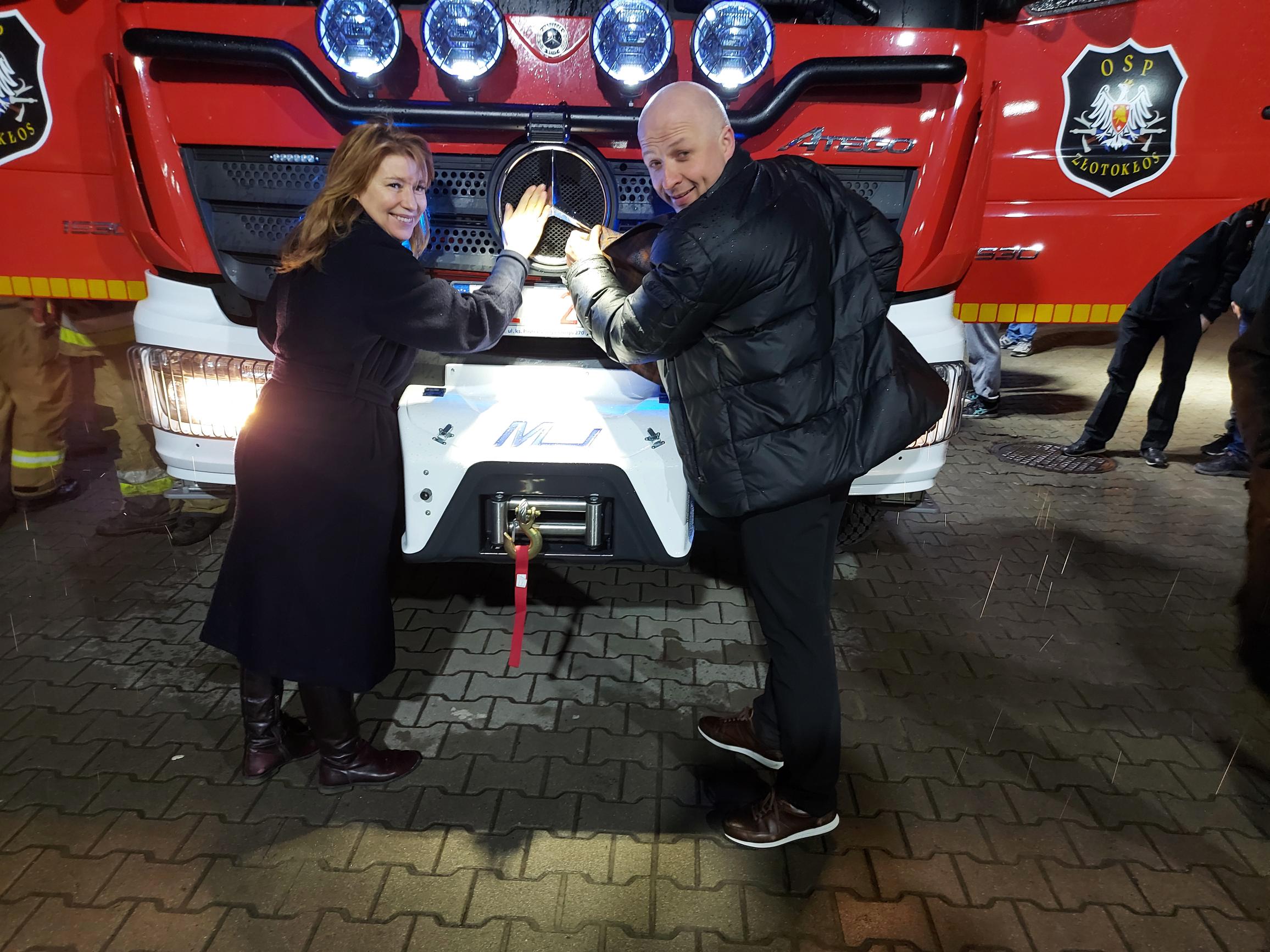 Samochód za 1 mln zł dla OSP Złotokłos. Na zdjęciu Burmistrzowie Daniel Putkiewicz i Hanna Kułakowska-Michalak przy masce nowego samochodu.