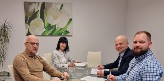 Razem z powiatem zbudujemy rodzinny dom dziecka. Na zdjęciu przedstawiciele starostwa oraz Urzędu gminy Piaseczno podczas podpisywania umowy przekazania gruntu.