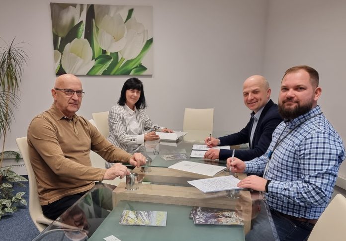 Razem z powiatem zbudujemy rodzinny dom dziecka. Na zdjęciu przedstawiciele starostwa oraz Urzędu gminy Piaseczno podczas podpisywania umowy przekazania gruntu.