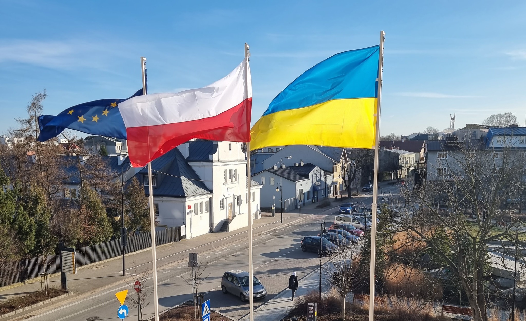 Flaga Unii Europejskiej, Polski oraz Ukrainy przy Urzędzie Miasta i Gminy Piaseczno