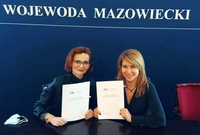 zdjęcie przedstawiajace dyrektor MGOPS Wiolette Urban oraz Wiceburmistrz Hannę Kułakowską Michalak z podpisania umów