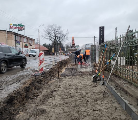 Rozpoczęła się budowa ścieżki rowerowej wzdłuż ulicy Pod Bateriami. na zdjęciu prace budowlane.