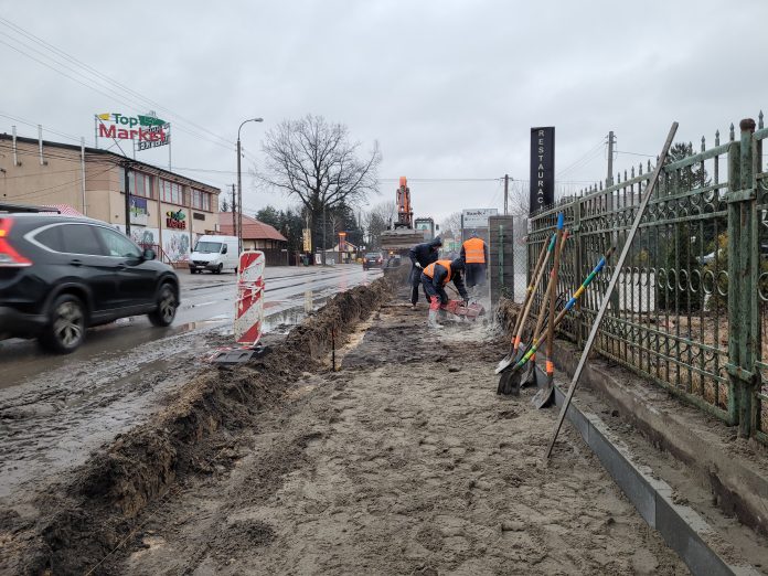 Rozpoczęła się budowa ścieżki rowerowej wzdłuż ulicy Pod Bateriami. na zdjęciu prace budowlane.