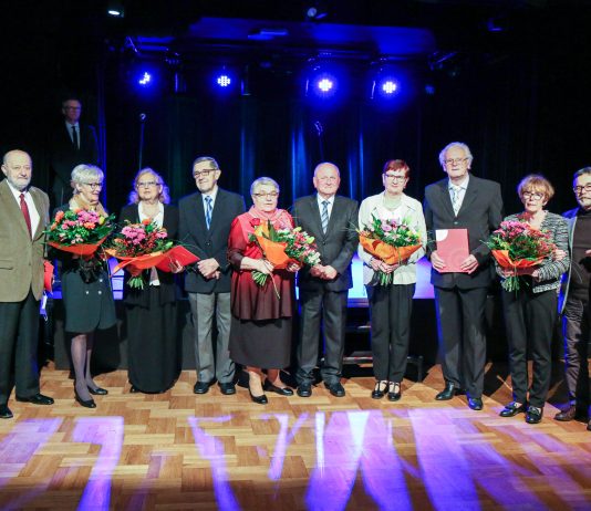 Piaseczyńscy Jubilaci zostali odznaczeni. Na zdjęciu odznaczeni jubilaci oraz wiceburmistrz i wiceprzewodniczący Rady Miejskiej.