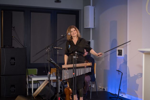 artystka Sylwia Biernat przy mikrofonie