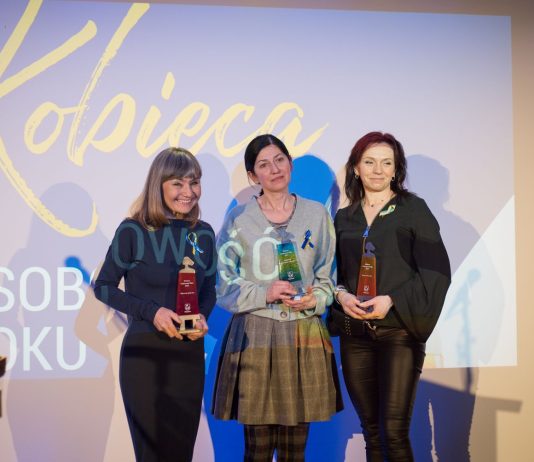 Laureatki konkursu na wspólnej fotografi, trzymają statuetki