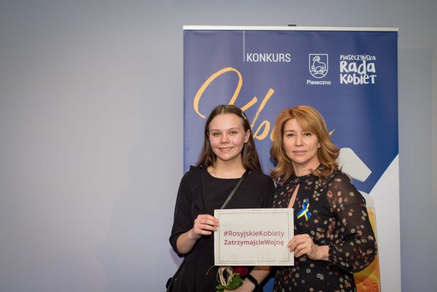 przewodnicząca Młodziezowej Rady Gminy z kartką "Rosyjskie kobiety zatrzymajcie wojnę"