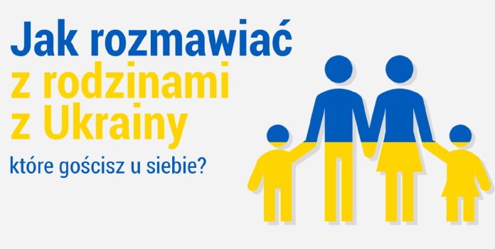 Jak wspierać emocjonalnie uchodźców w naszych domach? Grafika z postaciami rodizny w barwach niebiesko-żółtych.