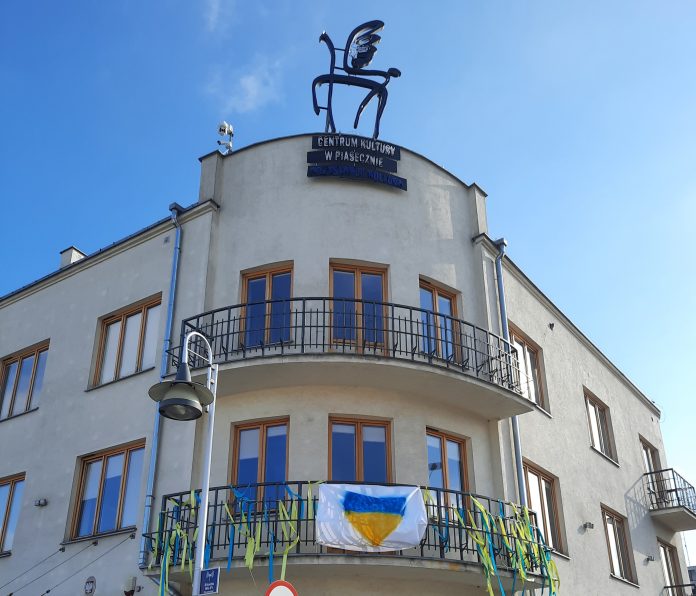 Centrum Kultury w Piasecznie organizuje zajęcia dla dzieci z Ukrainy. Na zdjęciu Przystanek Kultura z flagą Ukrainy.