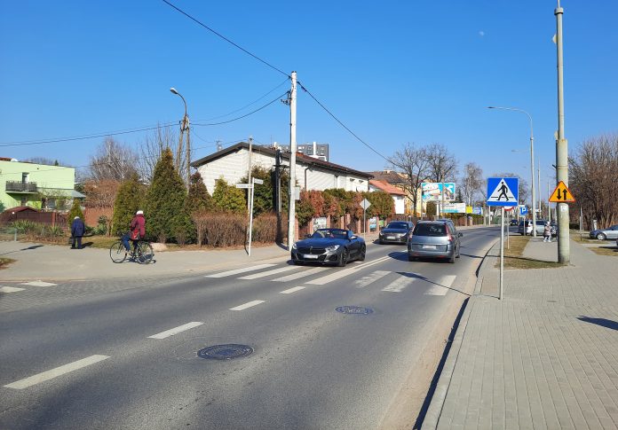 Powiat rozpoczyna przebudowę ulicy Chyliczkowskiej. Na zdjęciu ulica chyliczkowska, piesi, rowerzyści i samochody.