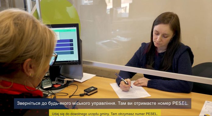 screen z filmu instruktażowego dotyczący procesu nadania numeru PESEL dla obywateli Ukrainy