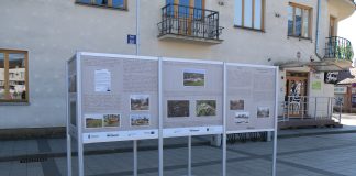 Historia wodociągów w Piasecznie - wystawa na Rynku. Na zdjęciu ekspozycja.