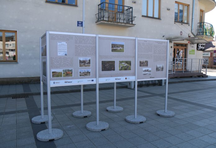 Historia wodociągów w Piasecznie - wystawa na Rynku. Na zdjęciu ekspozycja.