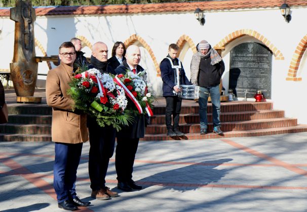 Obchody Narodowego Dnia Pamięci Żołnierzy Wyklętych. delegacja z kwiatami.