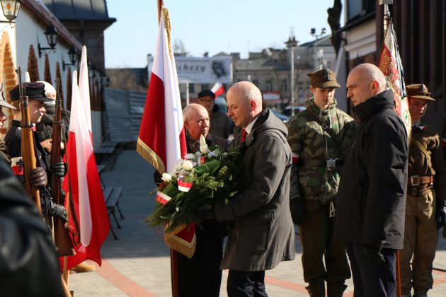 Obchody Narodowego Dnia Pamięci Żołnierzy Wyklętych. Burmistrz składa kwiaty.