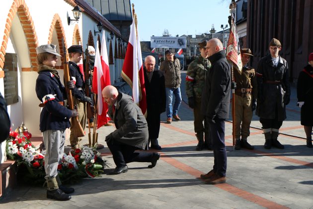 Obchody Narodowego Dnia Pamięci Żołnierzy Wyklętych. Na zdjęciu burmistrz składa kwiaty.