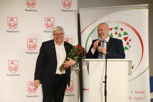Poseł na Sejm i Radny Sejmiku Województwa Mazowieckiego z kwiatami dla nowych członków rady